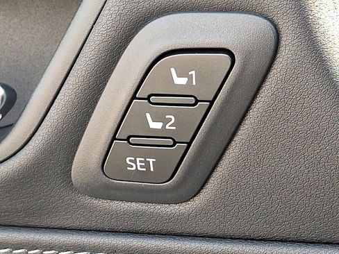 Used 2023 Toyota Venza image 24