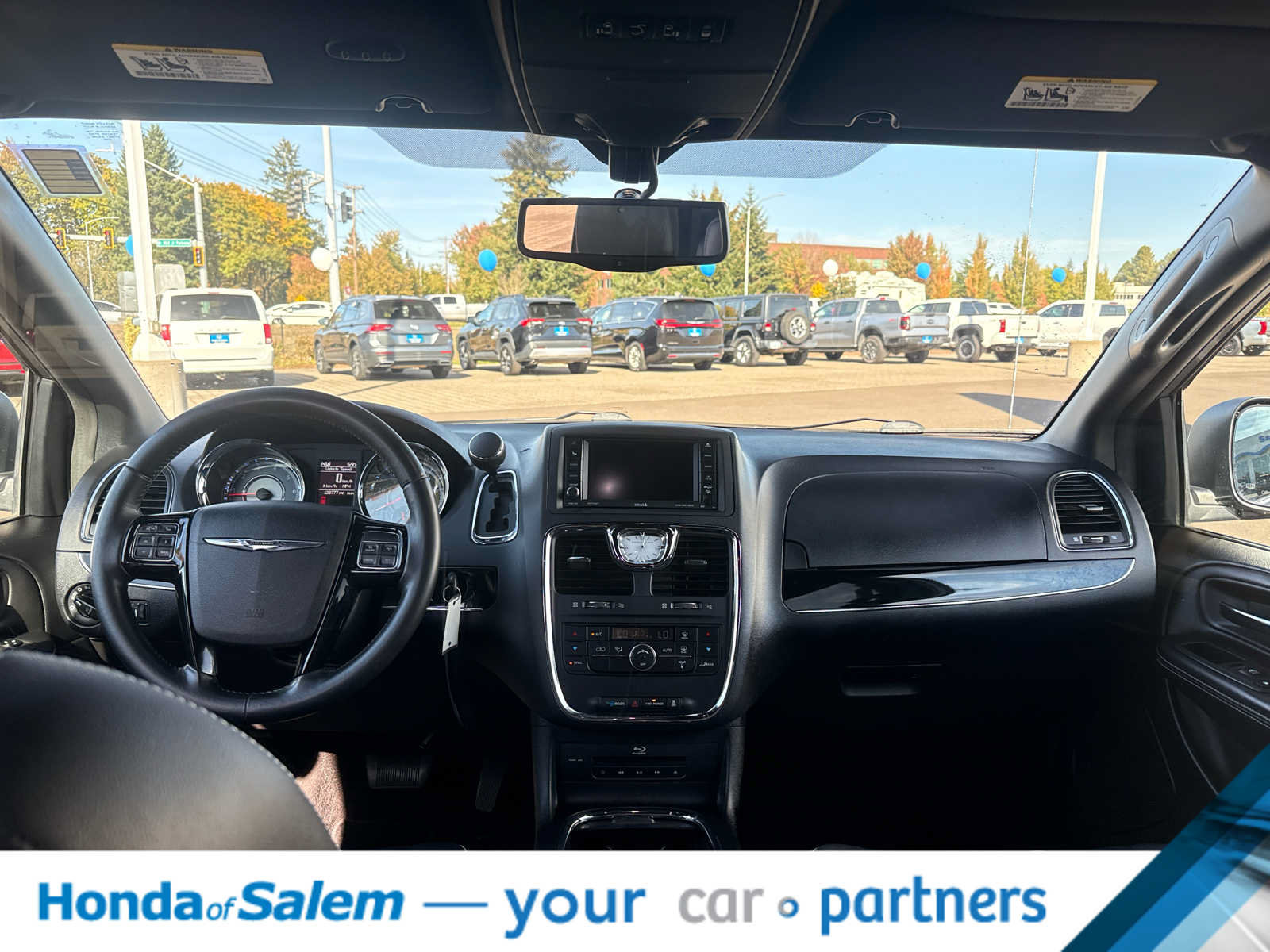 Used 2014 Chrysler Town & Country S FWD image 10