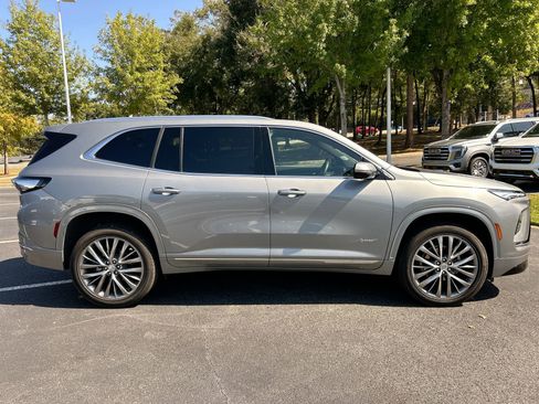 Used 2025 Buick Enclave Avenir image 10