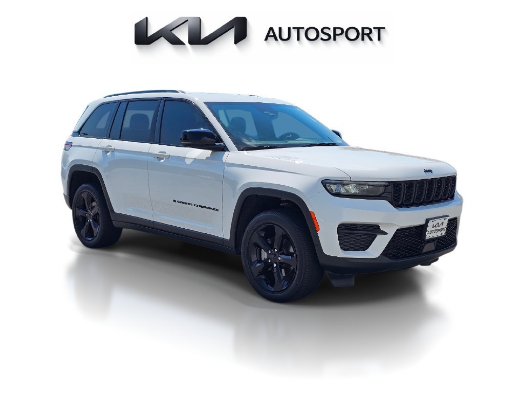 Used 2025 Jeep Grand Cherokee Altitude AWD/4WD image 5