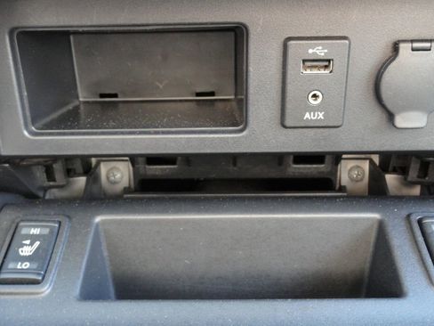 Used 2017 Nissan Titan SV image 18