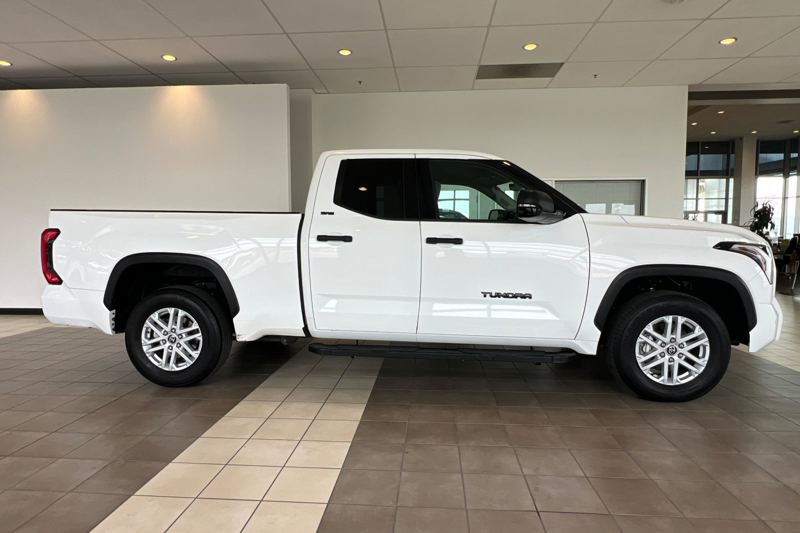 Used 2022 Toyota Tundra SR5 w/ SR5 Convenience Package RWD image 3