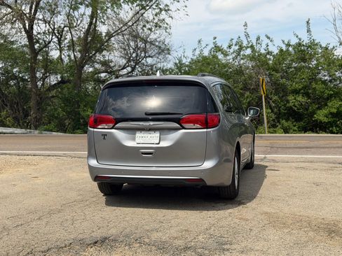 Used 2017 Chrysler Pacifica Touring-L image 15