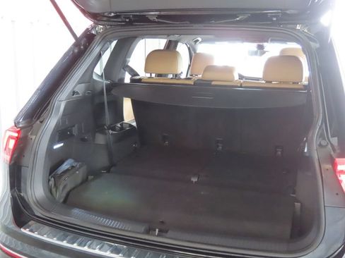 Used 2023 Volkswagen Tiguan SE w/ Panoramic Sunroof Package FWD image 27