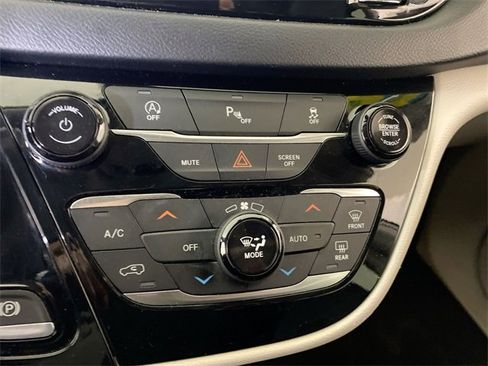 Used 2019 Chrysler Pacifica Touring-L image 41