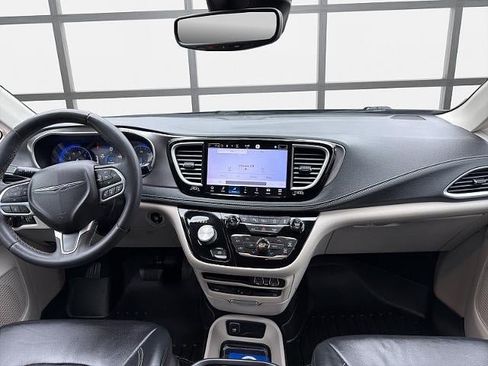 Used 2022 Chrysler Pacifica Touring-L w/ Uconnect Theater Family Group AWD/4WD image 16