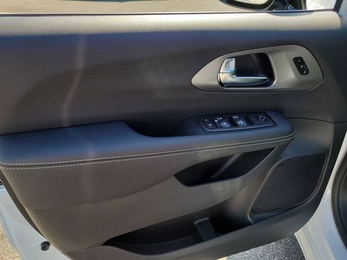 New 2026 Chrysler Pacifica Select image 16