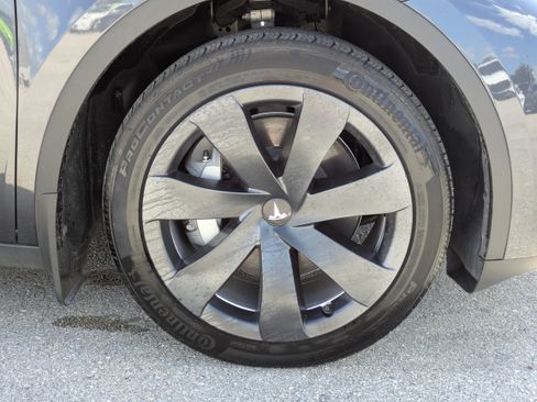 Used 2024 Tesla Model Y 2WD image 11