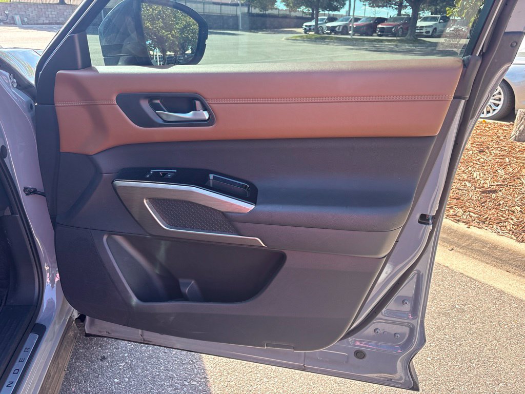 Used 2025 Nissan Pathfinder Platinum AWD/4WD image 25