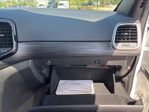 Used 2019 Jeep Grand Cherokee Altitude image 28