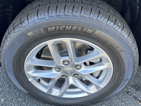 New 2025 Jeep Grand Cherokee L Laredo w/ Luxury Tech Group I image 10