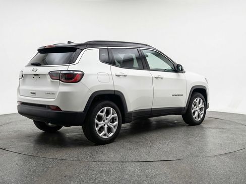 Used 2025 Jeep Compass Latitude image 9