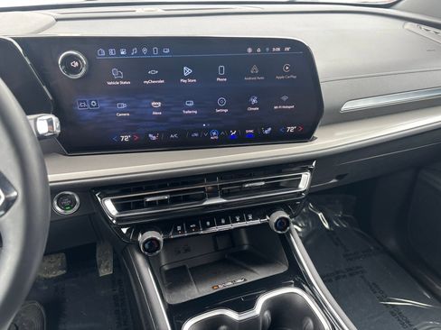 Used 2025 Chevrolet Traverse LT image 12