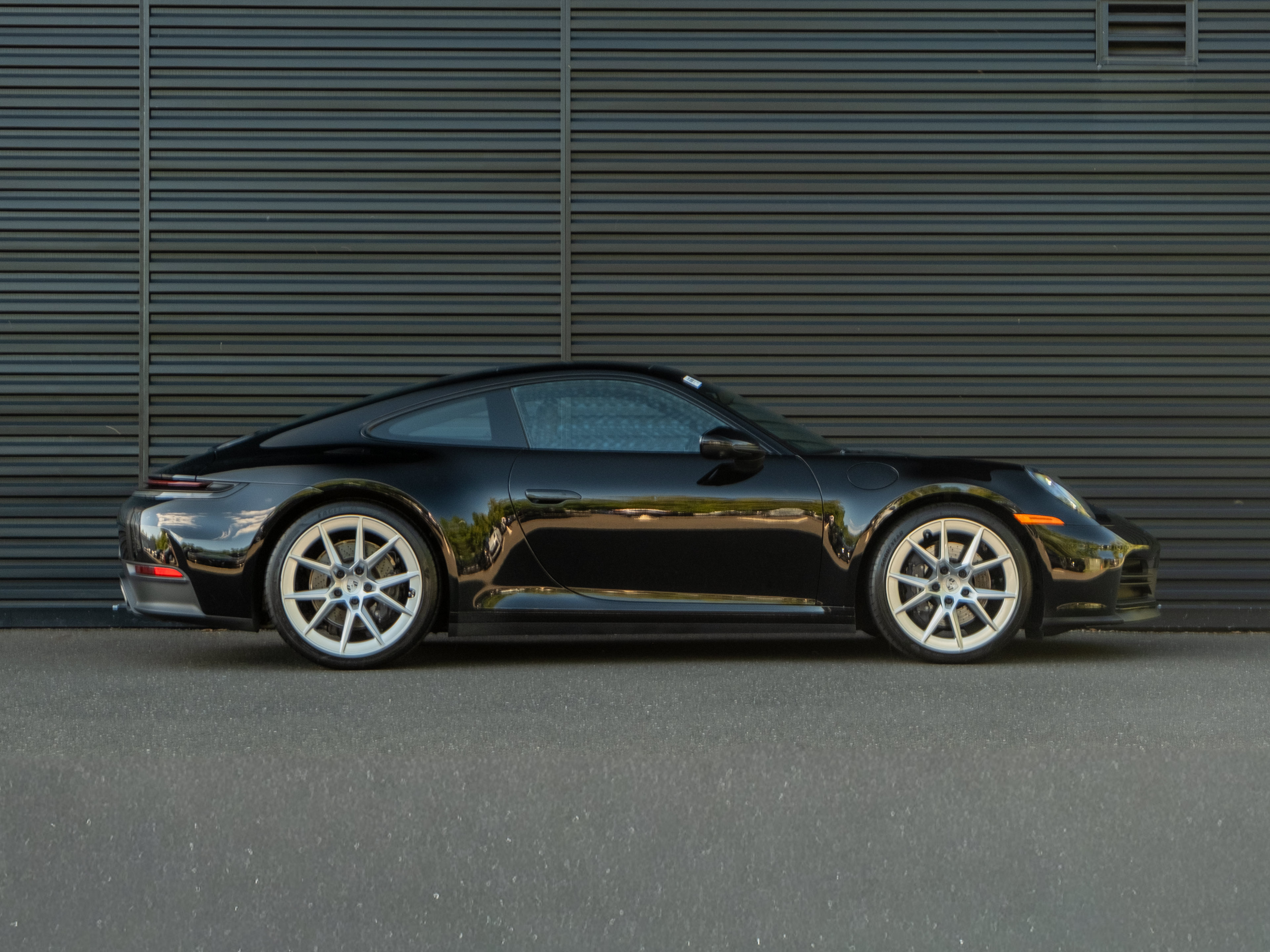 Certified 2025 Porsche 911 Carrera RWD image 9