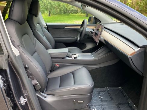 Used 2024 Tesla Model Y Long Range AWD/4WD image 19