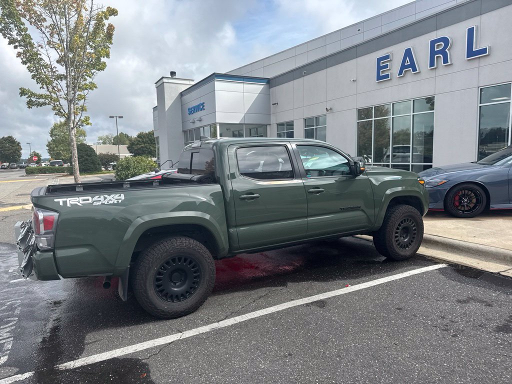 Used 2021 Toyota Tacoma TRD Sport w/ TRD Premium Sport Package AWD/4WD image 7