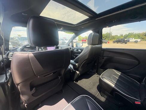 Used 2025 Chrysler Pacifica Limited FWD image 26
