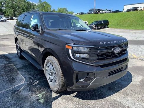 New 2025 Ford Expedition Active image 3