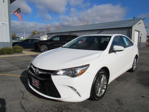 Used 2017 Toyota Camry SE w/ Moonroof Package image 1