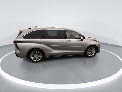 Used 2023 Toyota Sienna Platinum FWD image 9