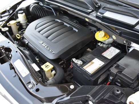 Used 2014 Chrysler Town & Country Touring-L w/ Driver Convenience Group FWD image 52