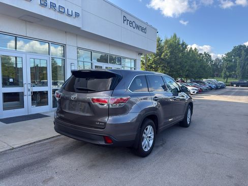Used 2014 Toyota Highlander LE AWD/4WD image 3