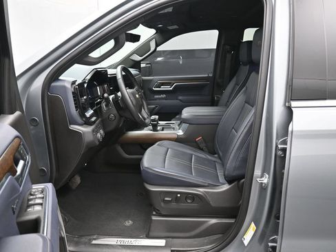 Used 2025 Chevrolet Silverado 1500 High Country w/ High Country Premium Package AWD/4WD image 9