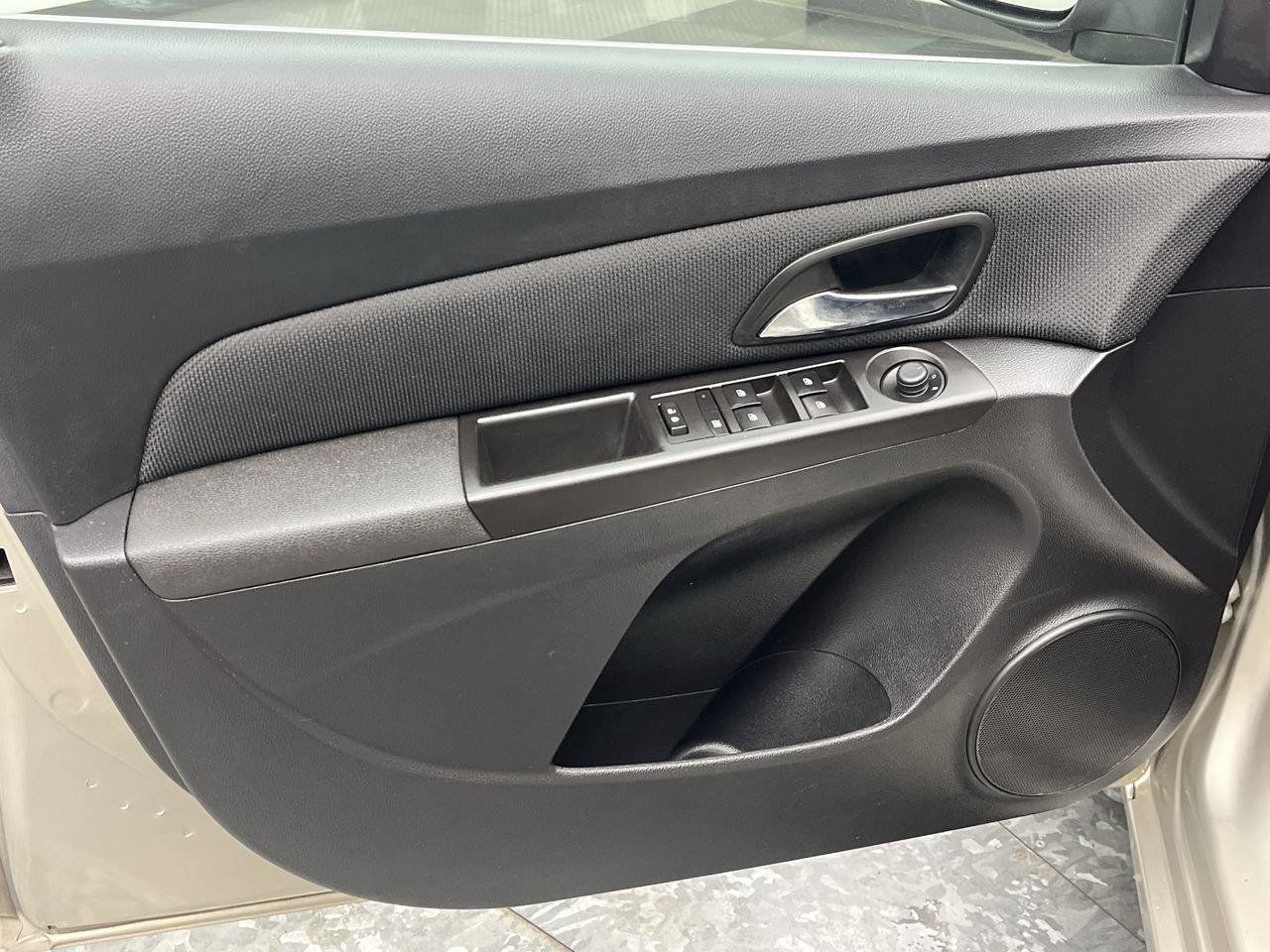 Used 2016 Chevrolet Cruze LT w/ Technology Package FWD image 6