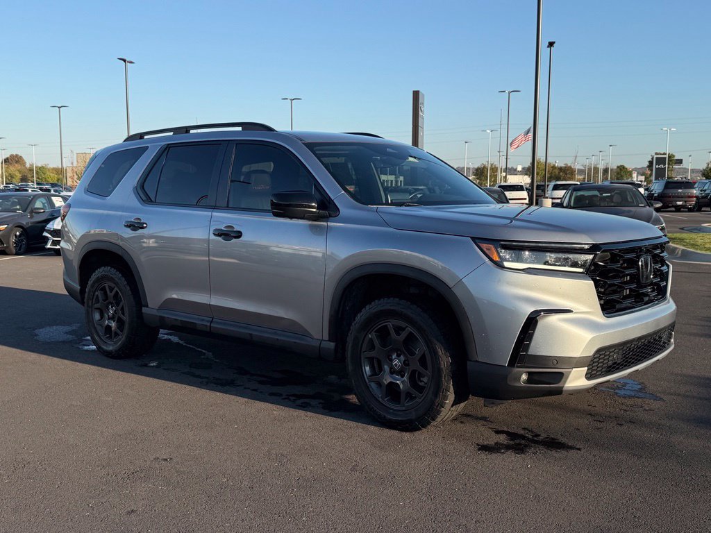 Used 2025 Honda Pilot TrailSport image 3