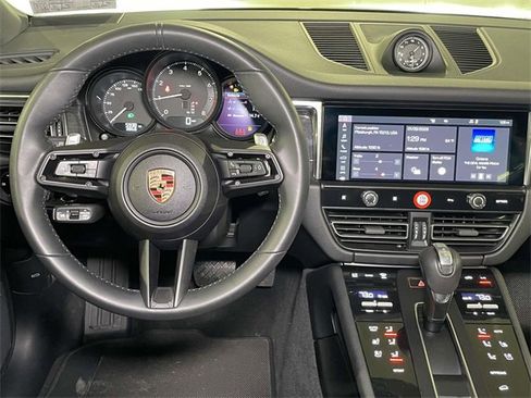 Certified 2025 Porsche Macan image 27