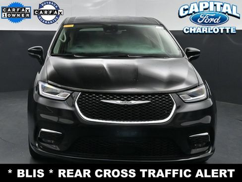 Used 2024 Chrysler Pacifica Touring-L FWD image 3