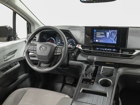 Used 2025 Toyota Sienna LE w/ LE Plus Package image 28