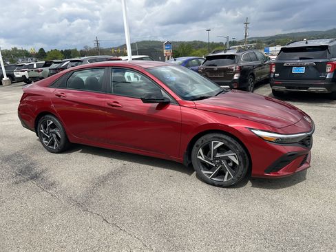 Used 2025 Hyundai Elantra Sport FWD image 4