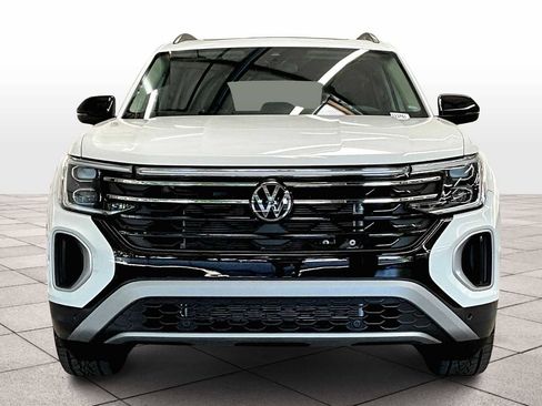 Used 2025 Volkswagen Atlas Peak Edition SE image 3