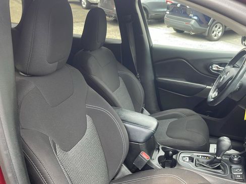 Used 2019 Jeep Cherokee Latitude w/ Cold Weather Group AWD/4WD image 16