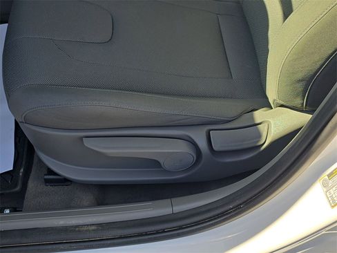 Used 2025 Hyundai Elantra SE image 17