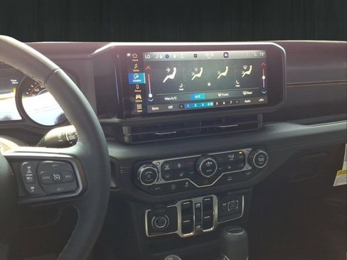 Used 2025 Jeep Gladiator Sport AWD/4WD image 18