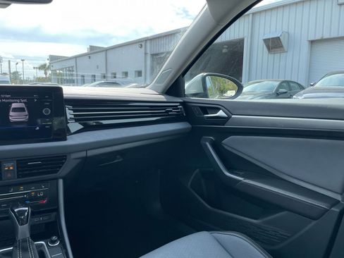 Used 2025 Volkswagen Jetta SE image 33