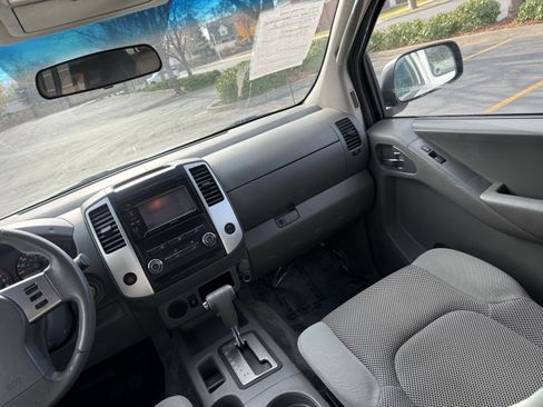 Used 2010 Nissan Frontier SE RWD image 11