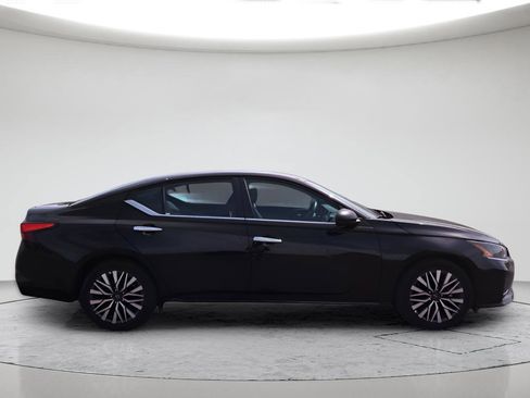 Used 2025 Nissan Altima 2.5 SV FWD image 6