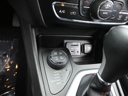Used 2017 Jeep Cherokee Trailhawk w/ Comfort/Convenience Group AWD/4WD image 16