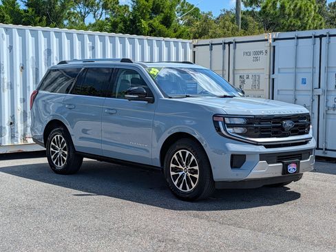 Certified 2025 Ford Expedition Platinum AWD/4WD image 3