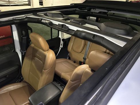 Used 2022 Jeep Wrangler Unlimited Sahara w/ Cold Weather Group image 30