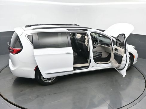 Used 2023 Chrysler Pacifica Limited AWD/4WD image 63