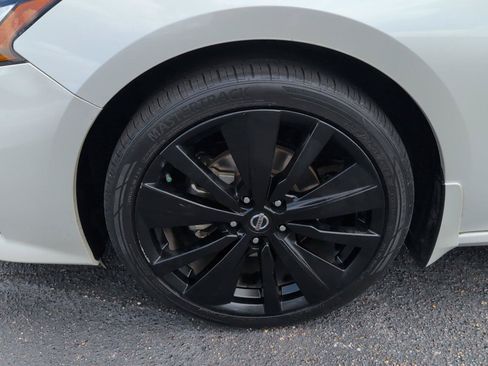 Used 2022 Nissan Altima 2.5 SR w/ Midnight Edition Package FWD image 9