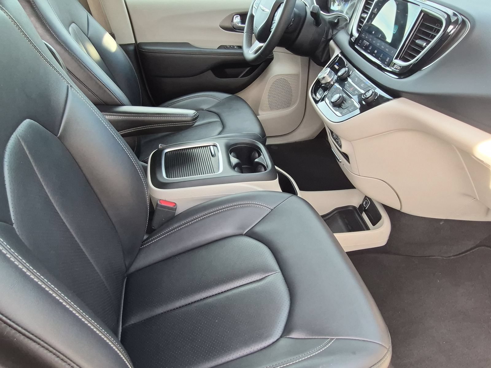 Used 2024 Chrysler Pacifica Touring-L FWD image 22