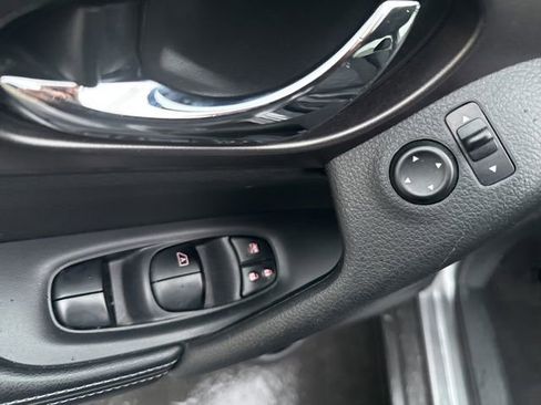 Used 2015 Nissan Rogue SV image 16