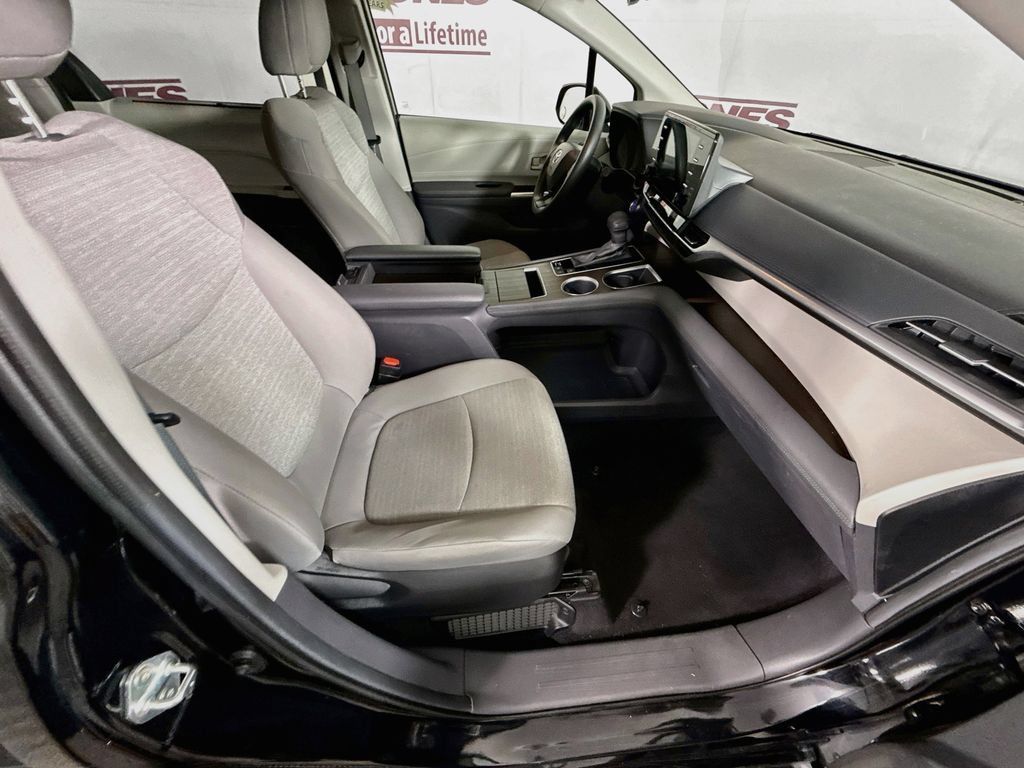 Certified 2024 Toyota Sienna LE FWD image 31