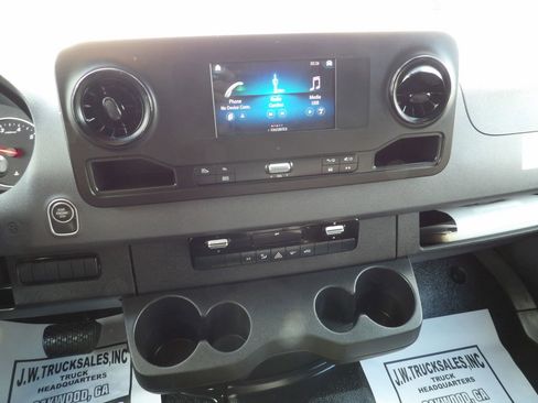 Used 2023 Mercedes-Benz Sprinter 2500 image 23