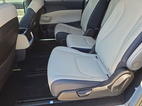 New 2026 Kia Carnival EX image 16